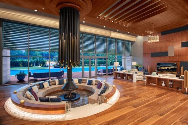 Aktyor Antaliyada güllə keçirməyən şüşə villada görüntüləndi  - FOTO